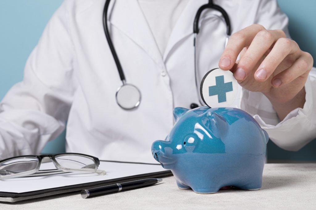 restitution cotisation santé vue de face medecin tenant un element medical